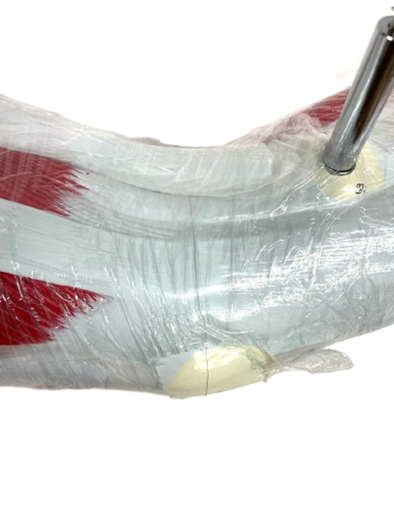 Left-side closeup of crack along knee